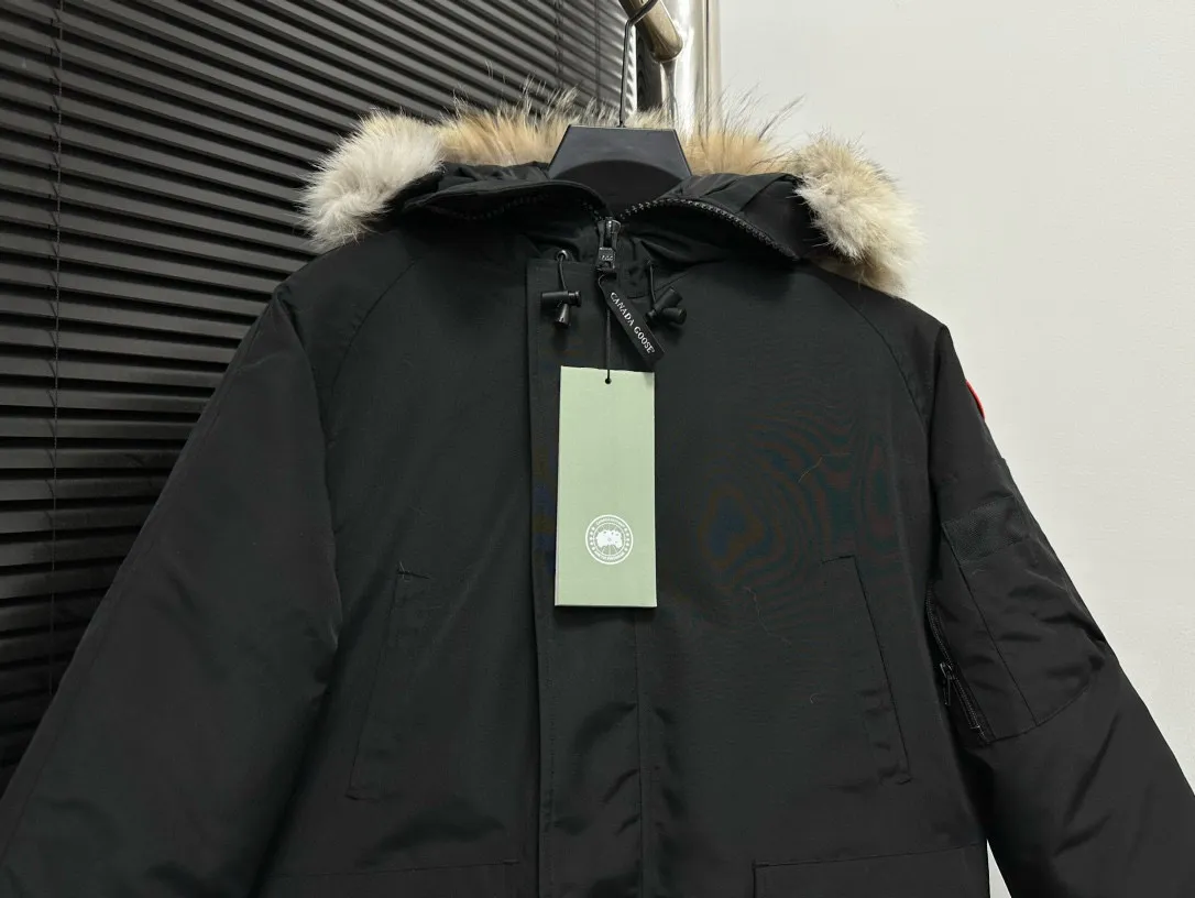 P780 [Canada goose] 01 Exdition Parka Down Jacket for Couples. Genuine original version. You need to compare with the genuine product at any time. All accessories are custom-made from the original factory. 💯The softness and hardness of the fabric is compared with the original one. It can be restored by kneading at will (fabric misunderstanding: fabrics with high hardness are not waterproof. Only those who buy the latest authentic version this year will notice the softness and comfort of the fabric) 💯The down is synchronized with the genuine white duck down, fluffy and not lumpy. Electronically controlled velvet filling machine 💯Customized zippers with genuine YKK military-grade copper core zipper pullers, high hardness and no jamming 💯The fur collar is purchased from Western Canada coyote skin original customization 💯All workmanship and wiring are controlled by workers with more than ten years of service. They must be horizontal and vertical, and are not crooked. The inner wiring density is more sophisticated. Feel free to compare 💯label, collar label, washed label, hangtag, zipper rope, pocket label Back label, collar velvet, Velcro fasteners, cuffs, all details are updated simultaneously with the original product. The best version, the most complete colors, battle all kinds of worldly goods, sizes: XS-XXL